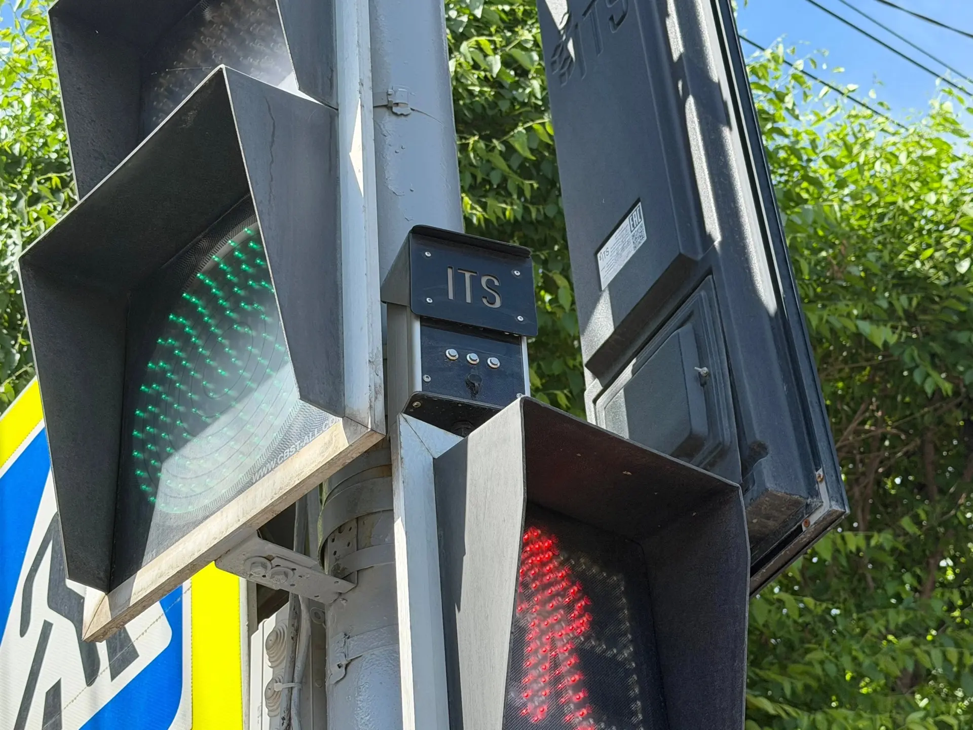 🚦✨ В Красноярске запущен светофор с голосовым сопровождением!

На пешеходном переходе у остановки «