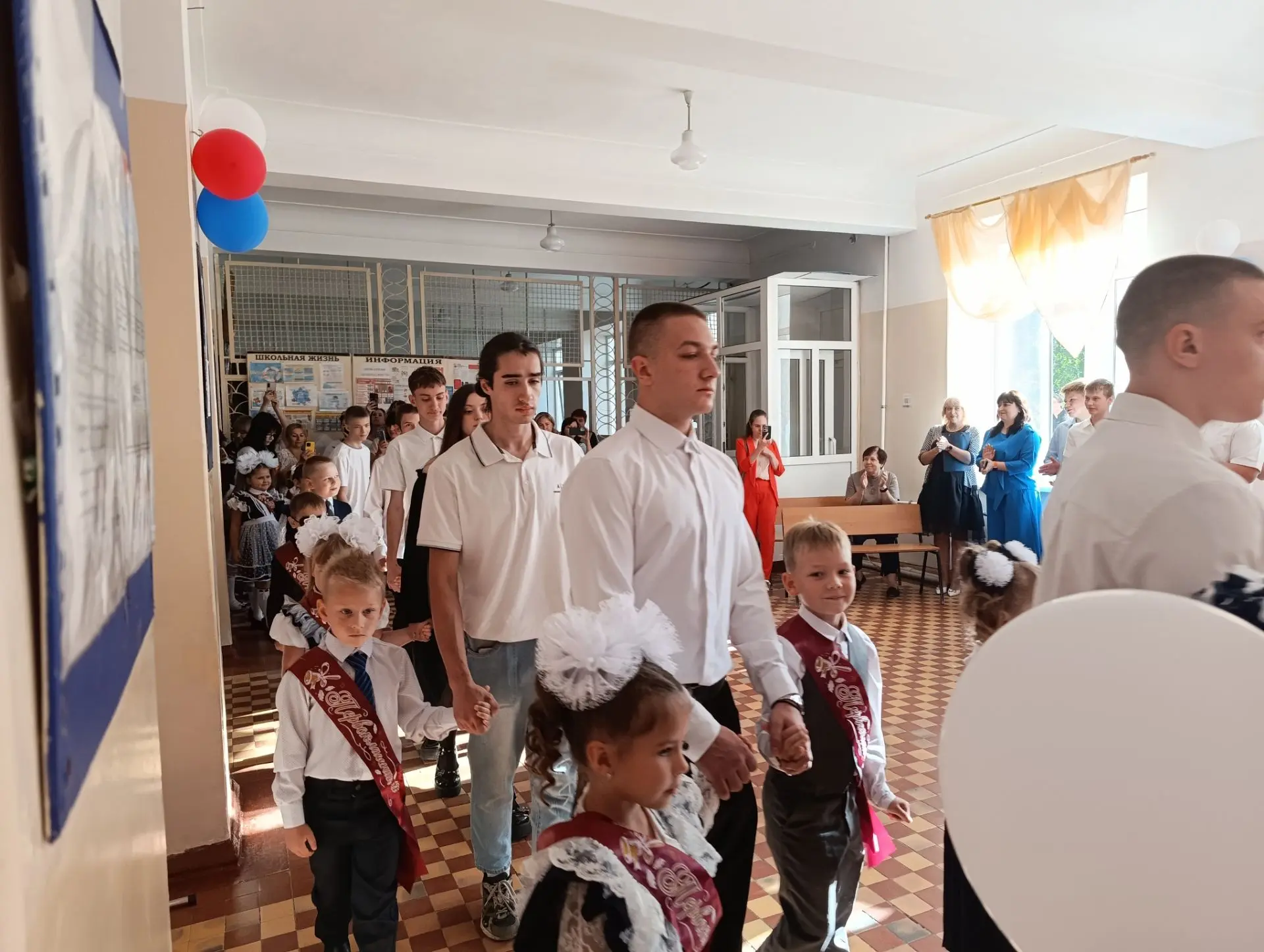С Днем знаний! В нашей школе прозвенел первый звонок! 🔔✨