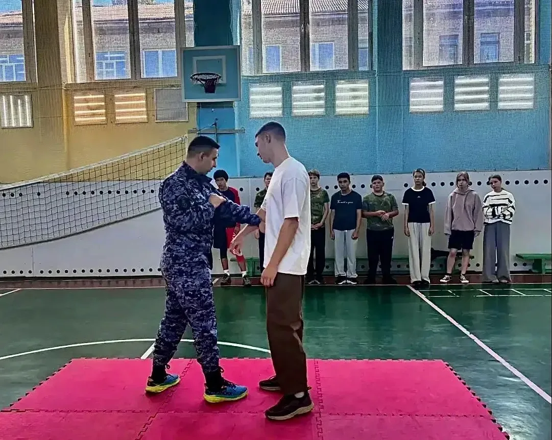 Росгвардейцы провели урок самообороны для кадетов в Подмосковье