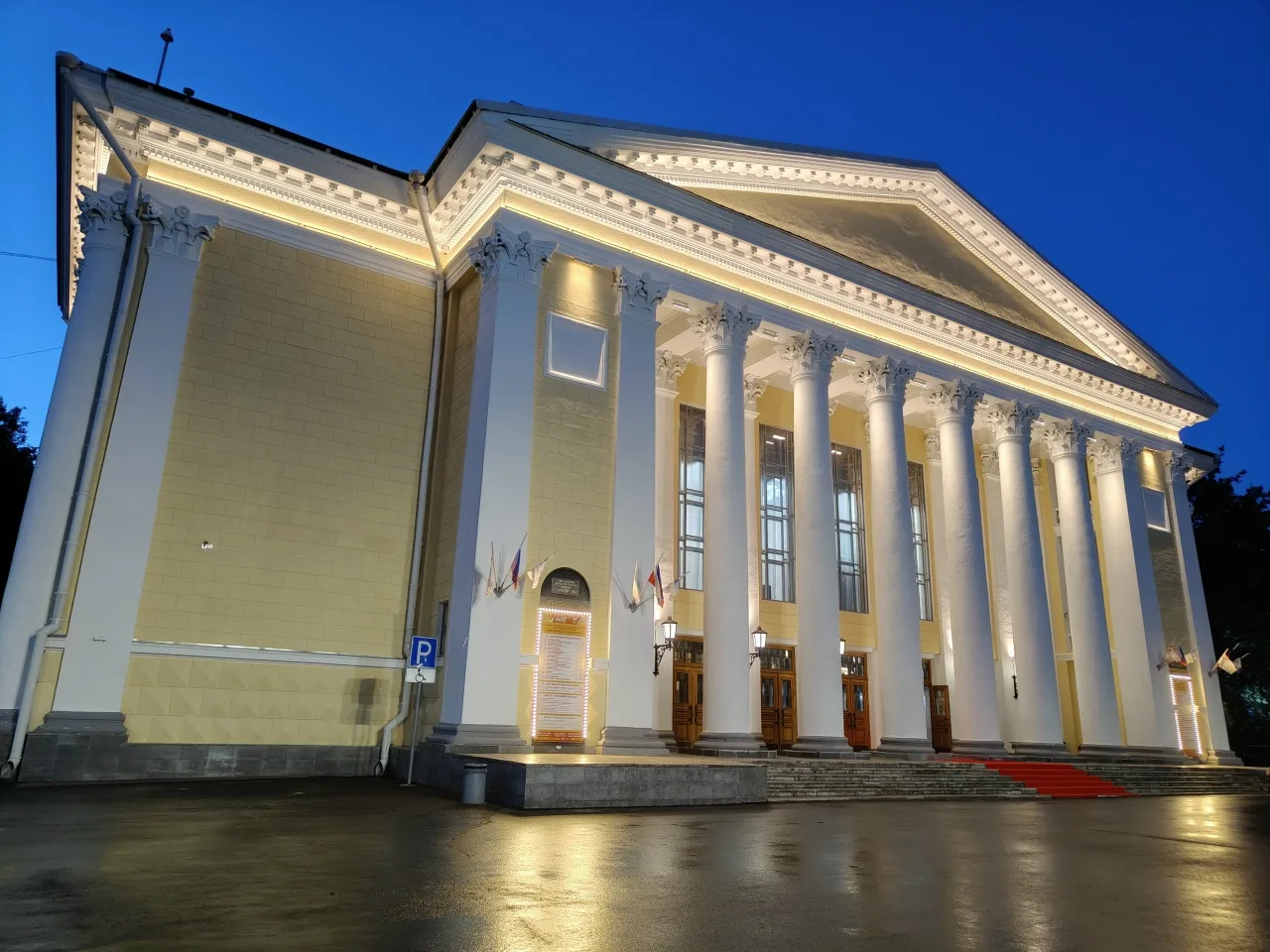 🇷🇺 Кировский драмтеатр со СВОими!

Напоминаем, что в Кировской области по распоряжению губернатора