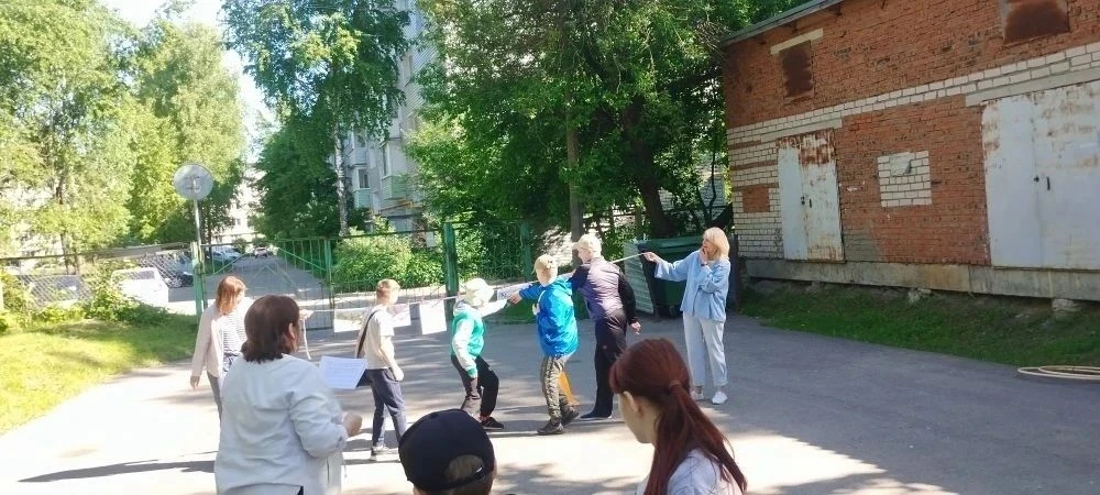 «День дружбы» прошел сегодня в нашем  школьном лагере «Непоседы».
Утро в школьном лагере началось с 
