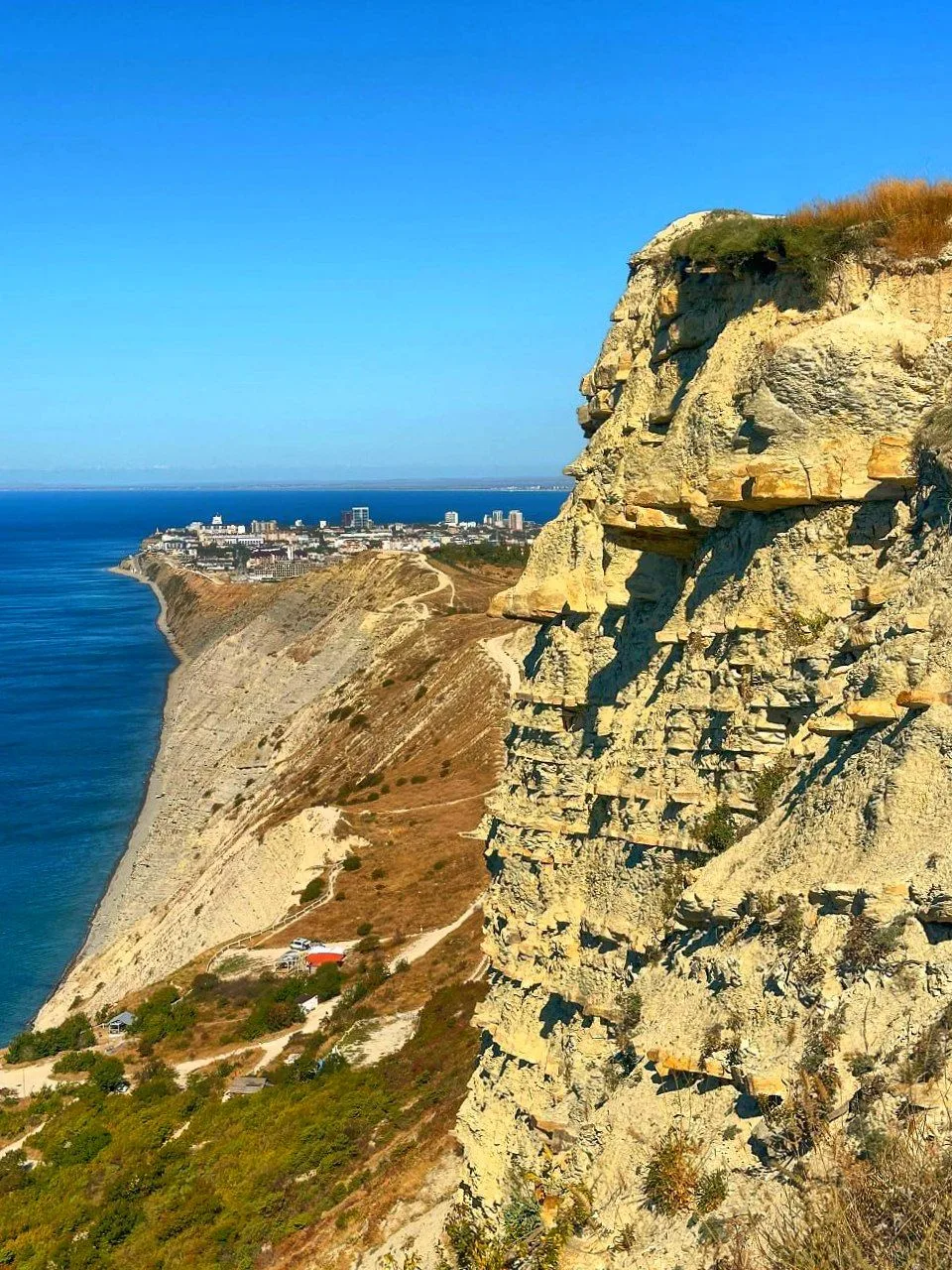 Анапа, вид на море и побережье с обзорной площадки Ласточкины гнёзда, октябрь 2026.