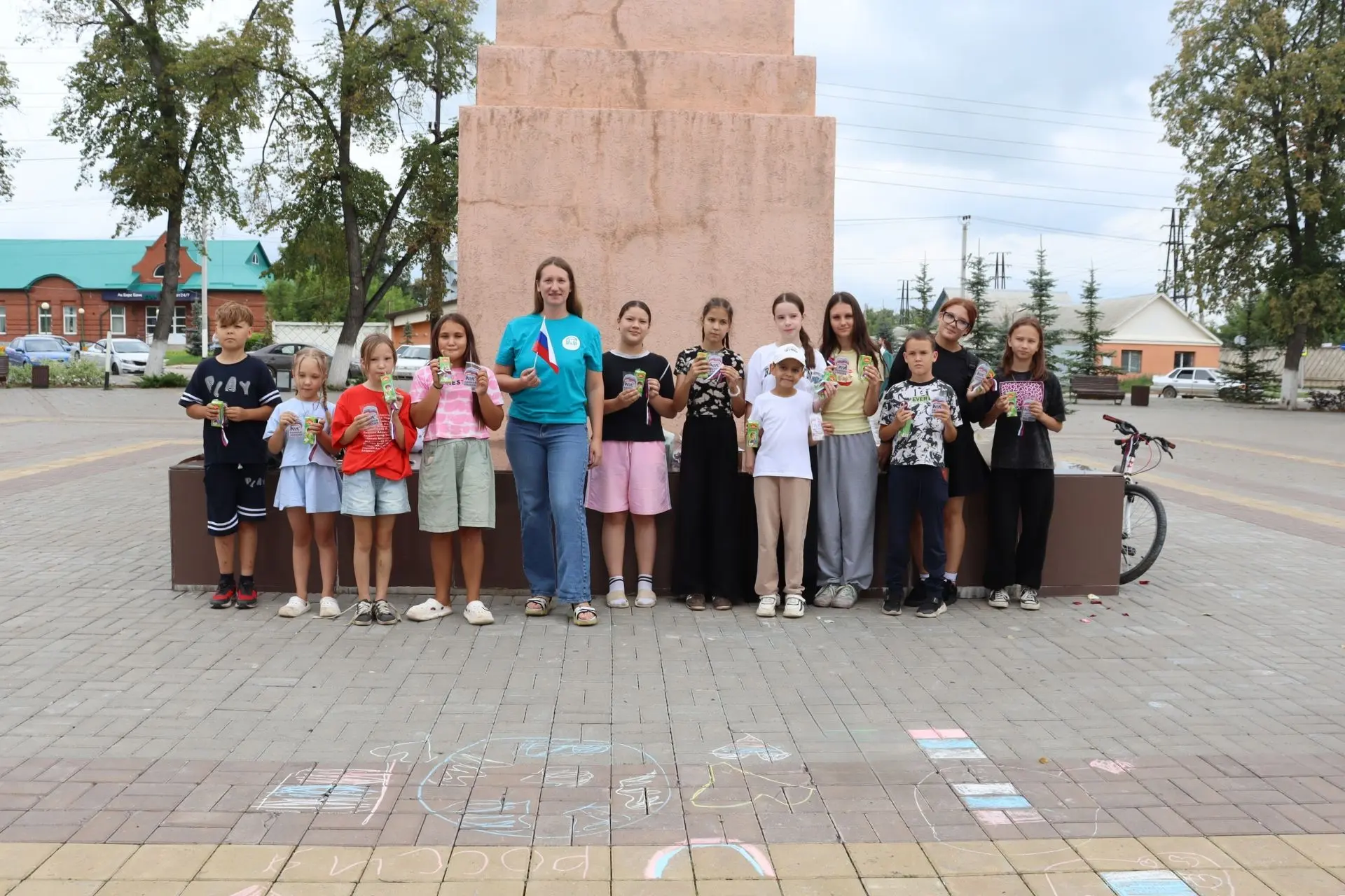 Сегодня на площади РДК прошёл конкурс рисунков на асфальте, посвящённый Дню Государстве...