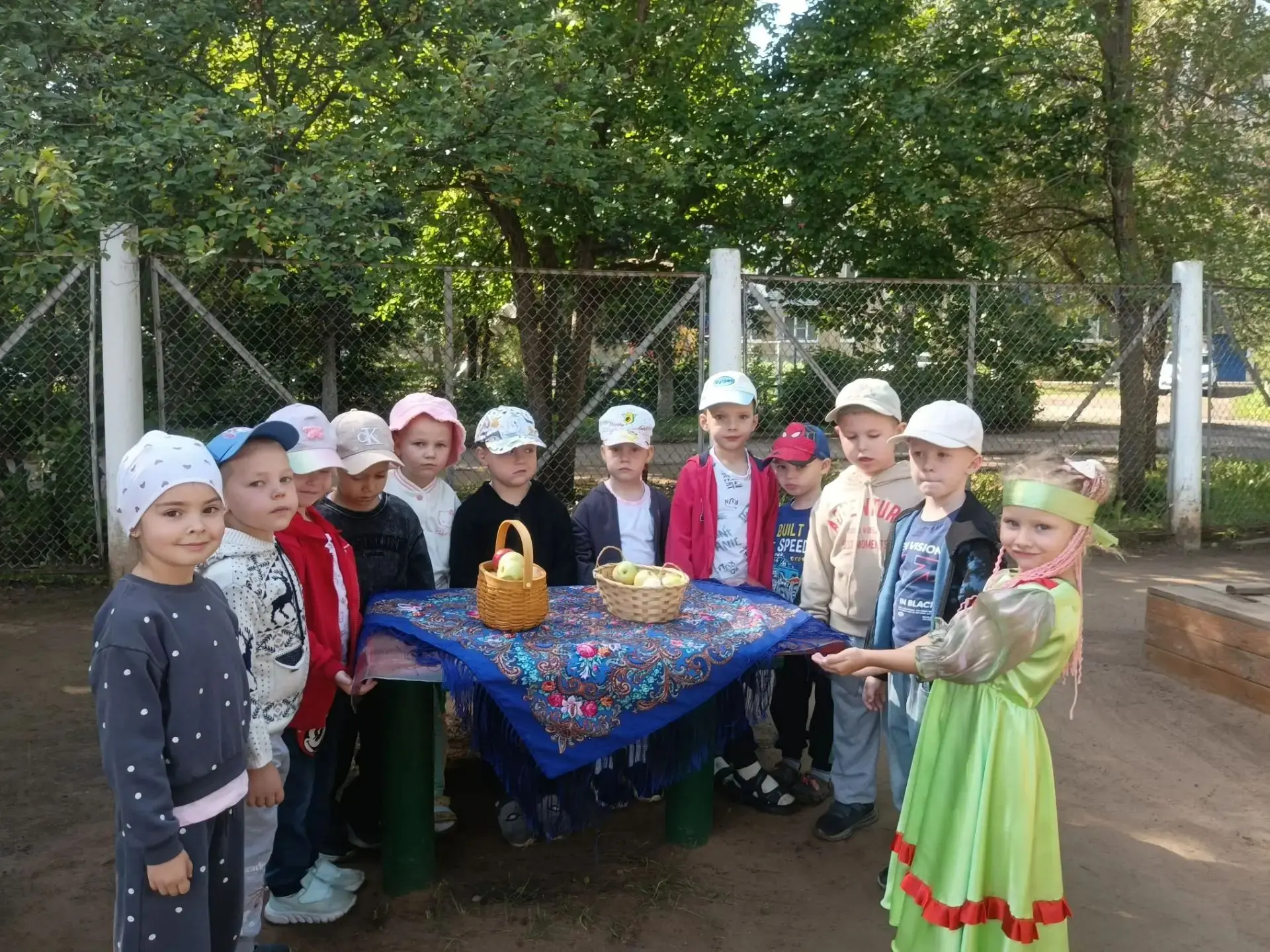 "Яблочный Спас" - один из любимых народных праздников. Он приходится на 19 августа и си...
