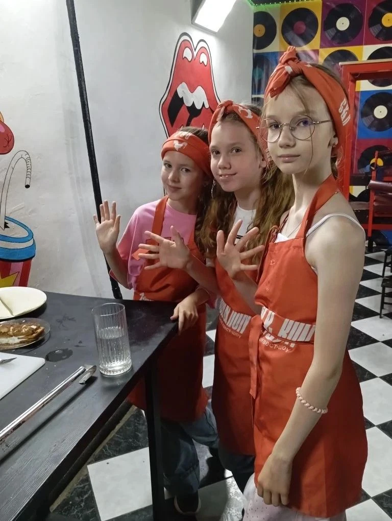 Весело и ярко завершили начальную школу обучающиеся 4А класса!  Наши школьники вместе с родителями и