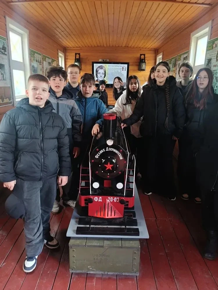 🚂 Сегодня ученики нашей школы побывали на уникальном событии — в Когалым прибыл «Эшелон Победы»!  20