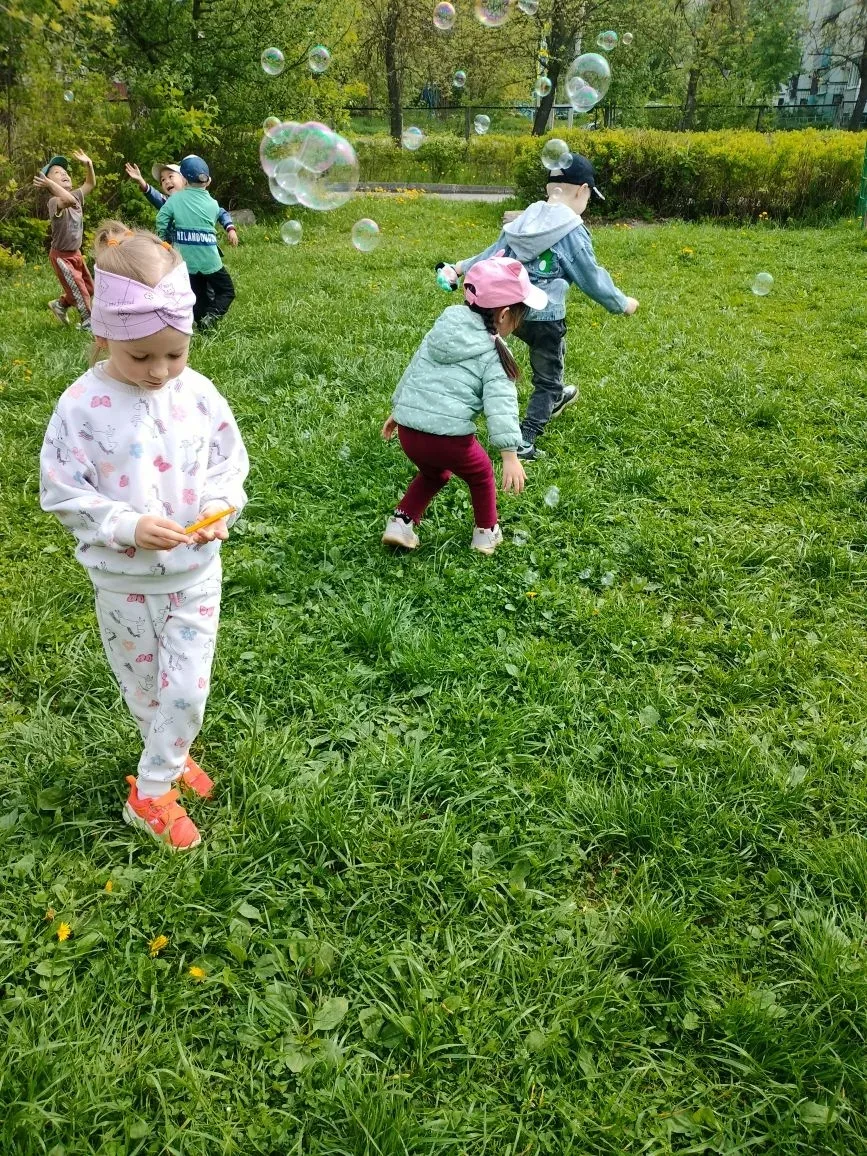Прогулки в детском саду — это всегда приключения! 🌟