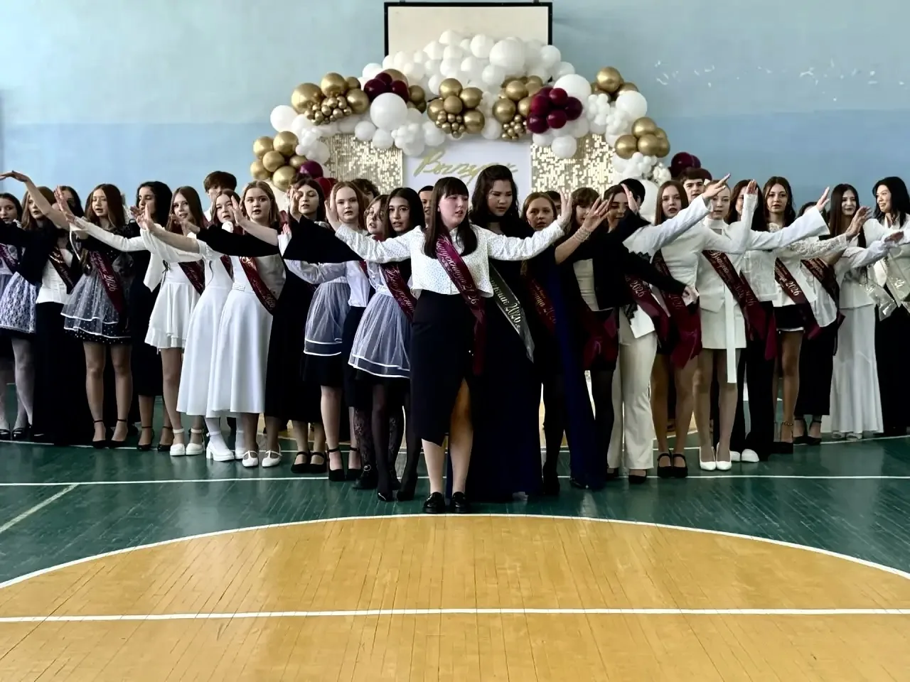 ПОСЛЕДНИЙ ЗВОНОК 2026 🎊  В нашей школе прошёл особенный и очень трогательный праздник — Последний зв