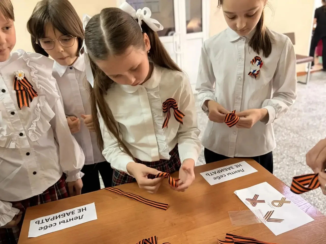 Мастер-класс «Носи правильно» 🎗️  В нашей школе прошел мастер-класс по завязыванию Георгиевских лент
