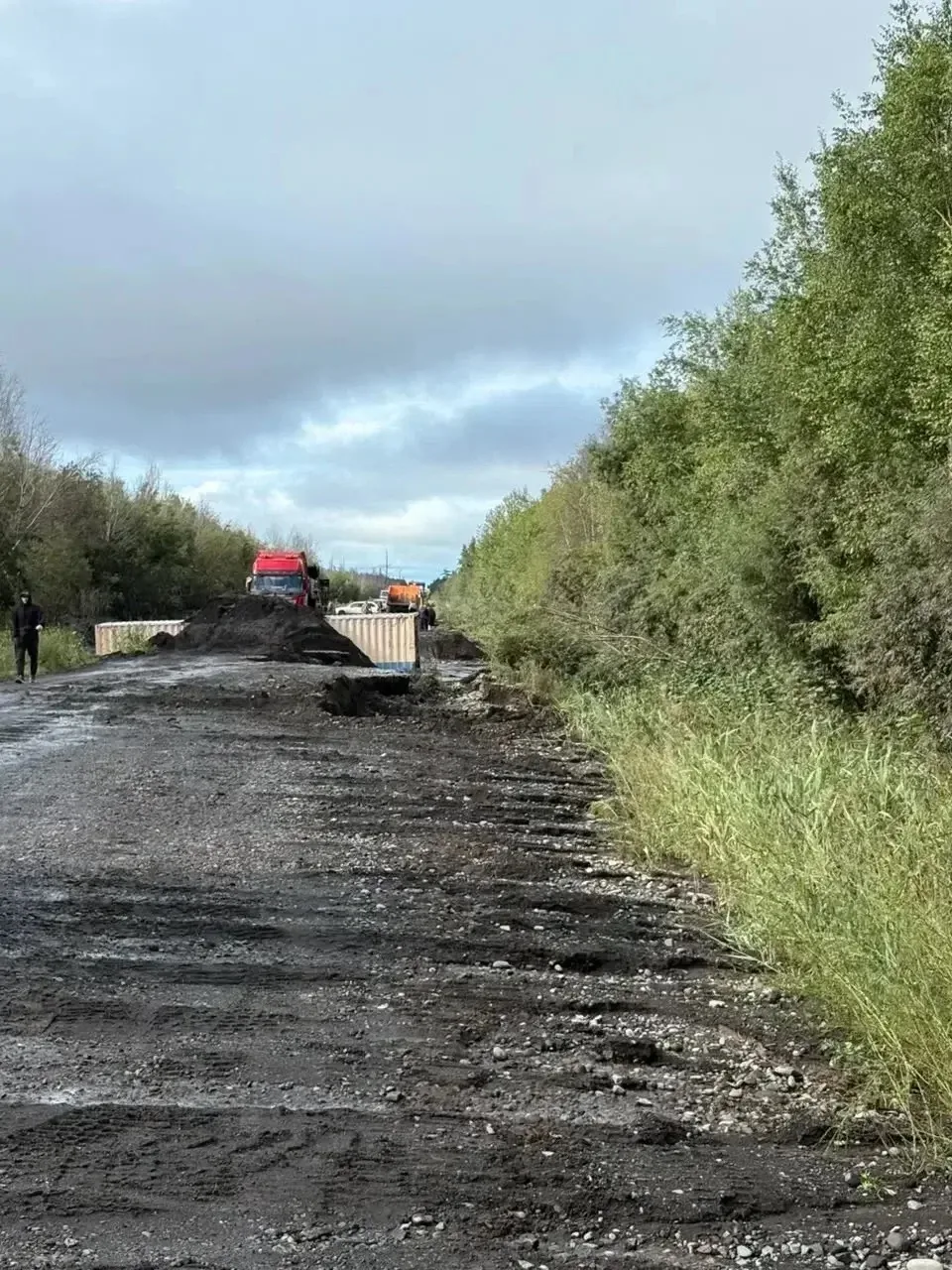 🚜 Более десятка единиц техники задействовано в восстановлении дороги в Усть-Камчатском...