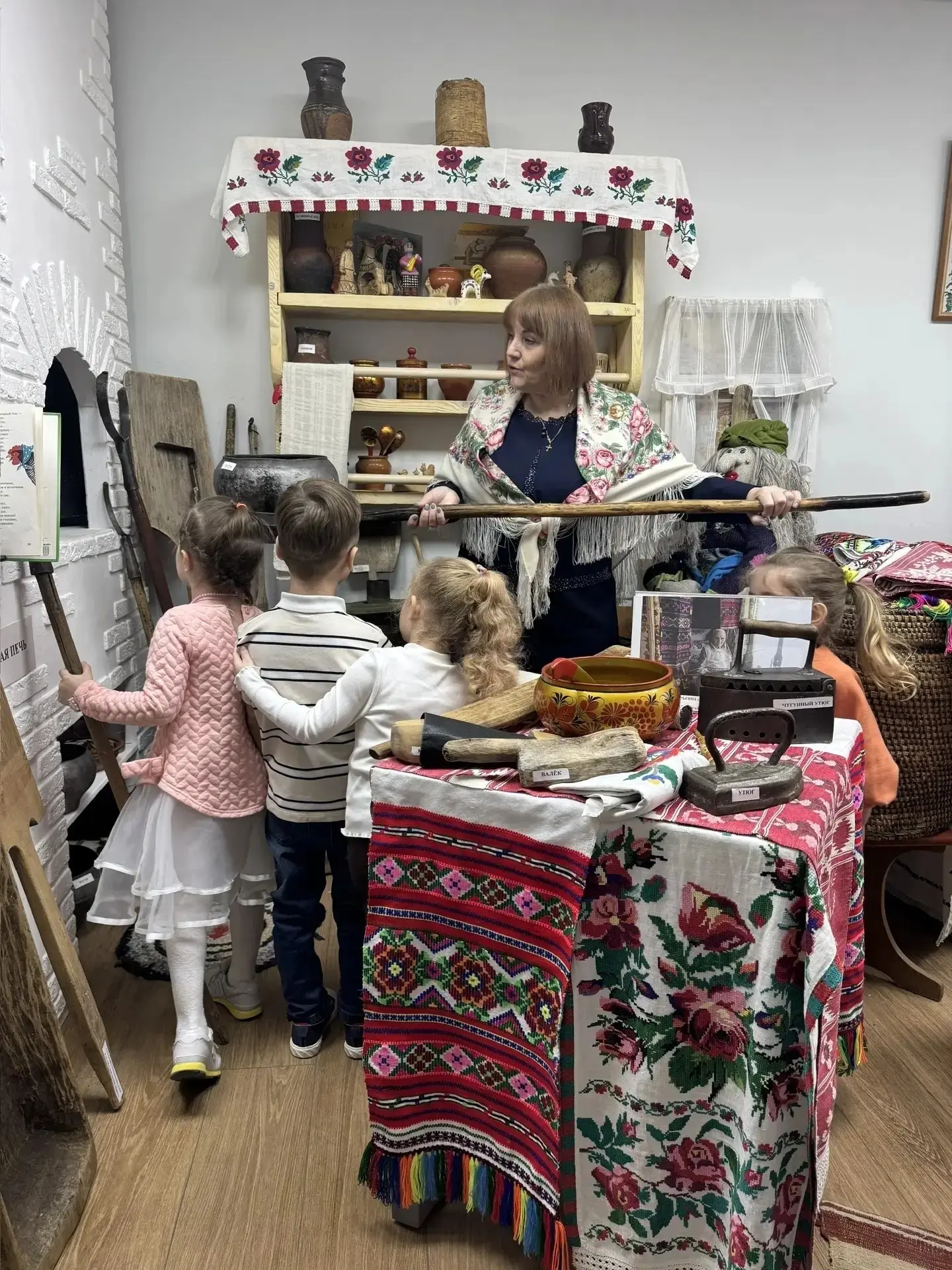 🏠 Путешествие в старину: как наши дошколята в «Русской избе» гостили!  На днях воспитанники дошкольн