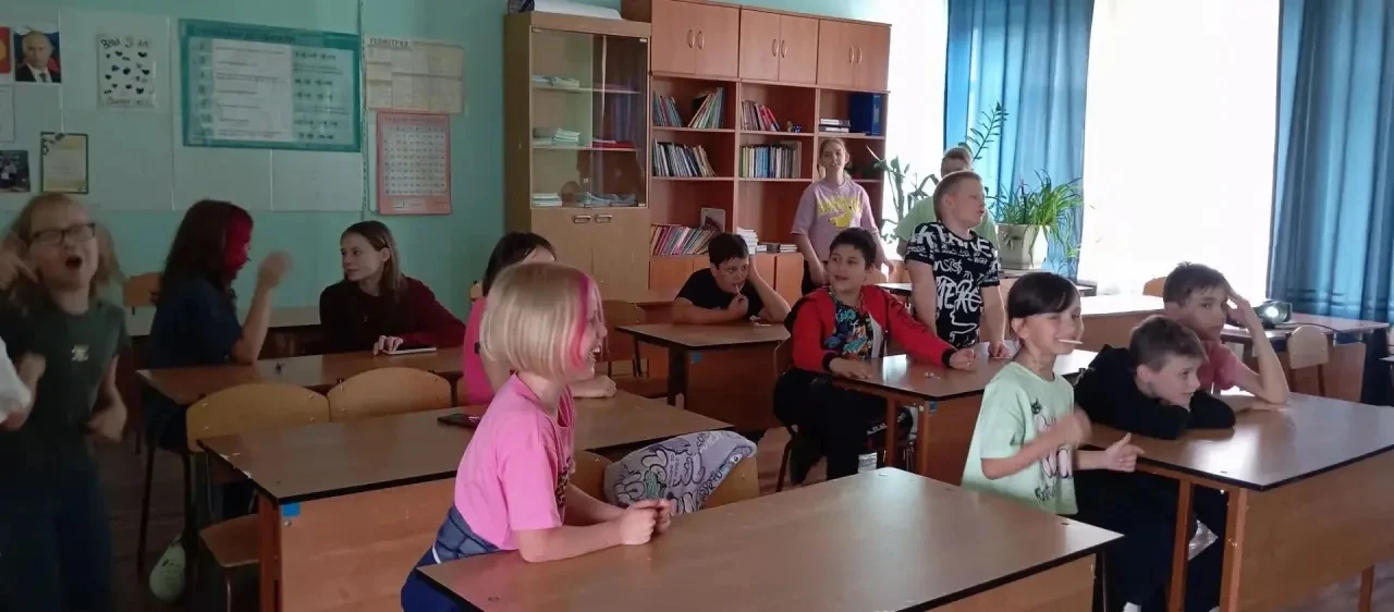 Несмотря на ненастную погоду 16 июня  воспитанники лагеря "Радуга" МБОУ Любучанской СОШ (здание Моло