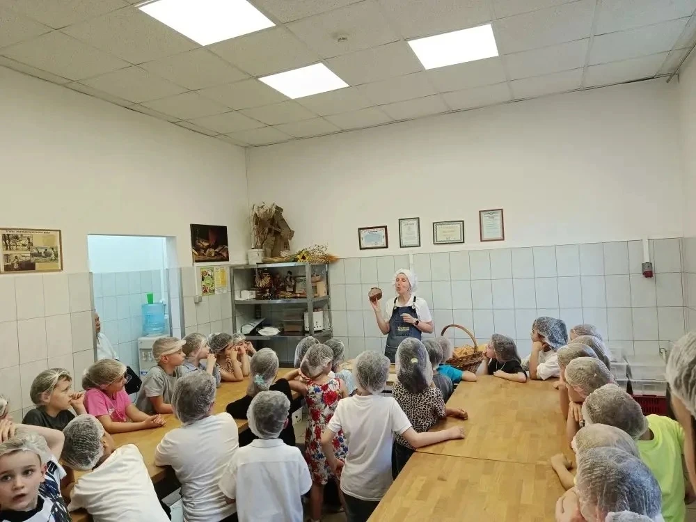 🍞 Секреты хлебного дела: ученики 2 «Э» класса побывали на экскурсии в пекарне  В рамках изучения тра