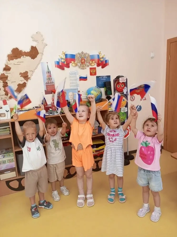 Яркий, познавательный и творческий праздник в честь Дня России прошёл у ребят из группы «Непоседы».�