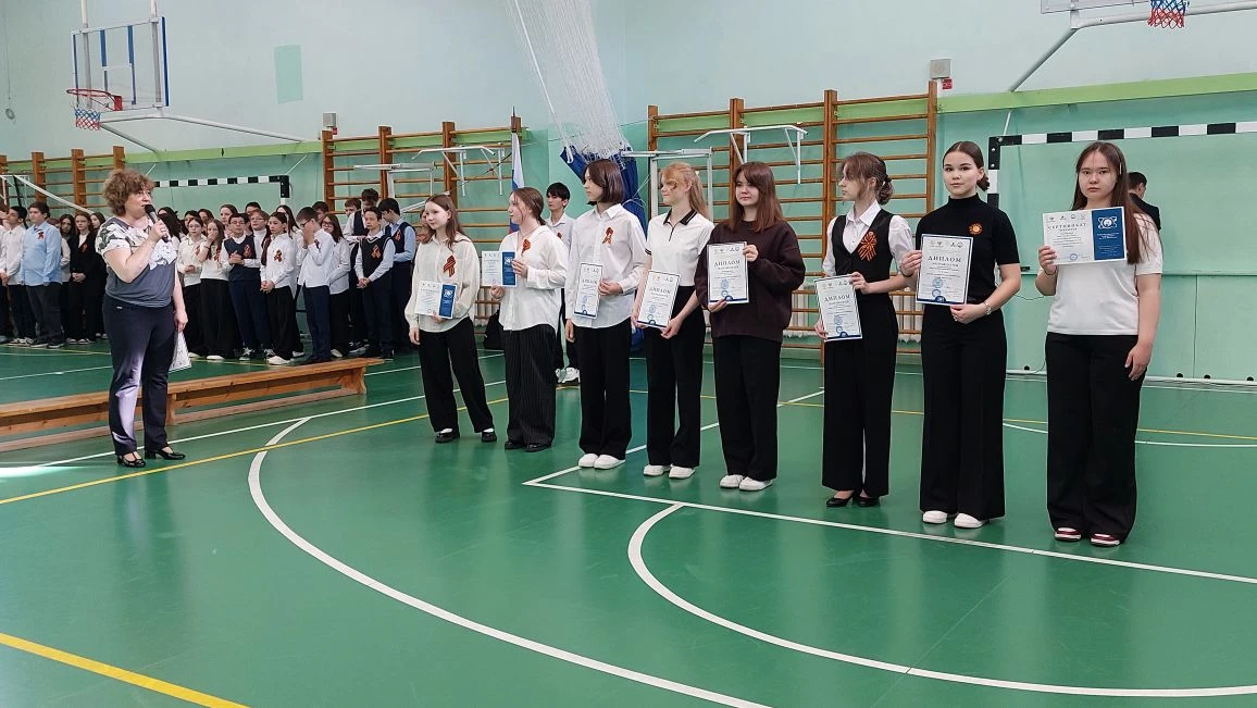 💫Традиционно, по понедельникам учебный день начинается с церемонии выноса государственного флага Рос