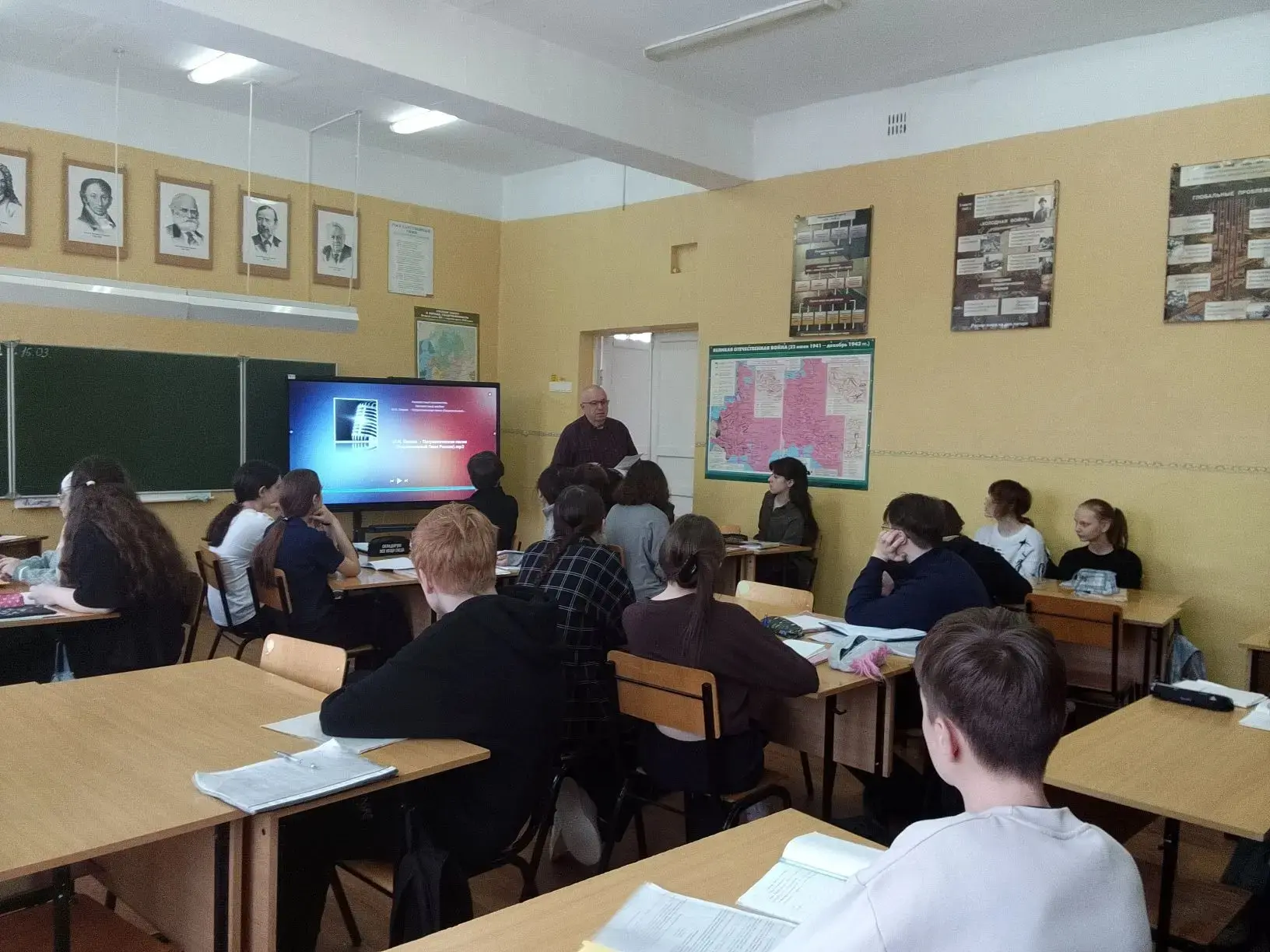 ✨Взгляд в будущее: старшеклассники встретились с представителем Сибирской школы бизнеса.