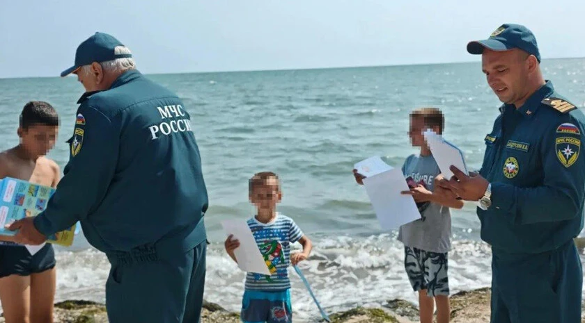 Отдыхающим на бердянских пляжах рассказали о безопасности на воде