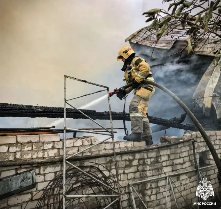 В Калининском округе неисправное электрооборудование спалило дом. Подробнее на ТИА