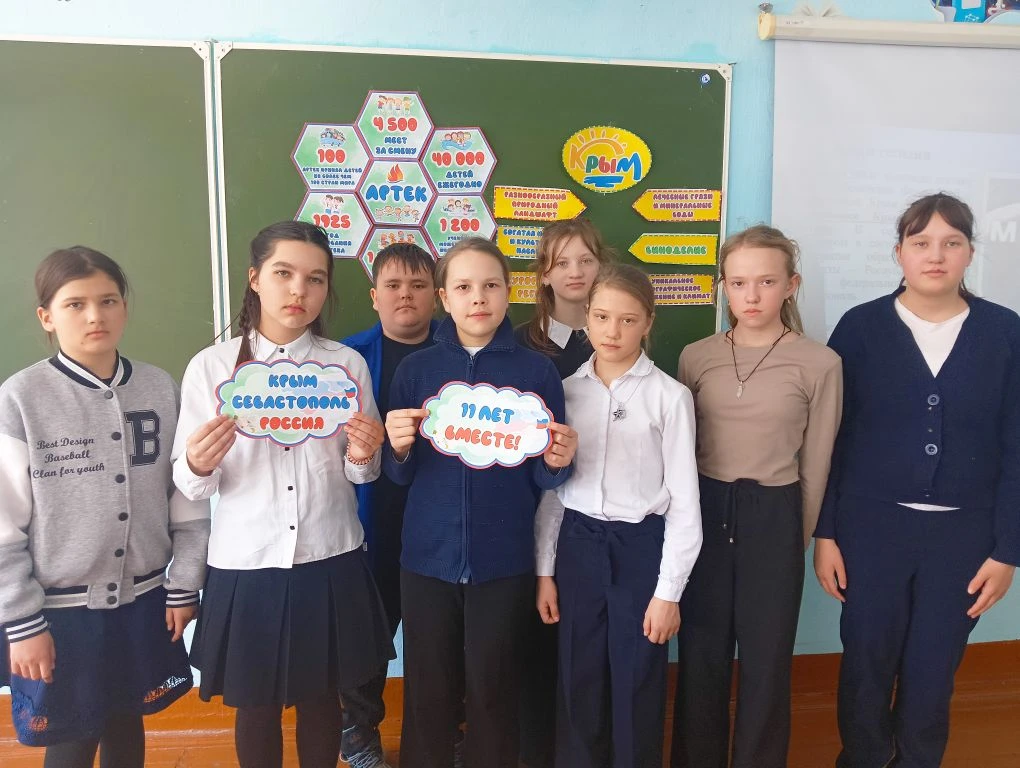 В 6 классе  прошел классный час, посвященный воссоединению Крыма с Россией.