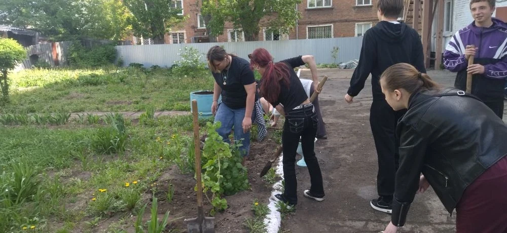 А между тем пришкольная территория продолжает преображаться силами наших ребят! Уже начинают появлят