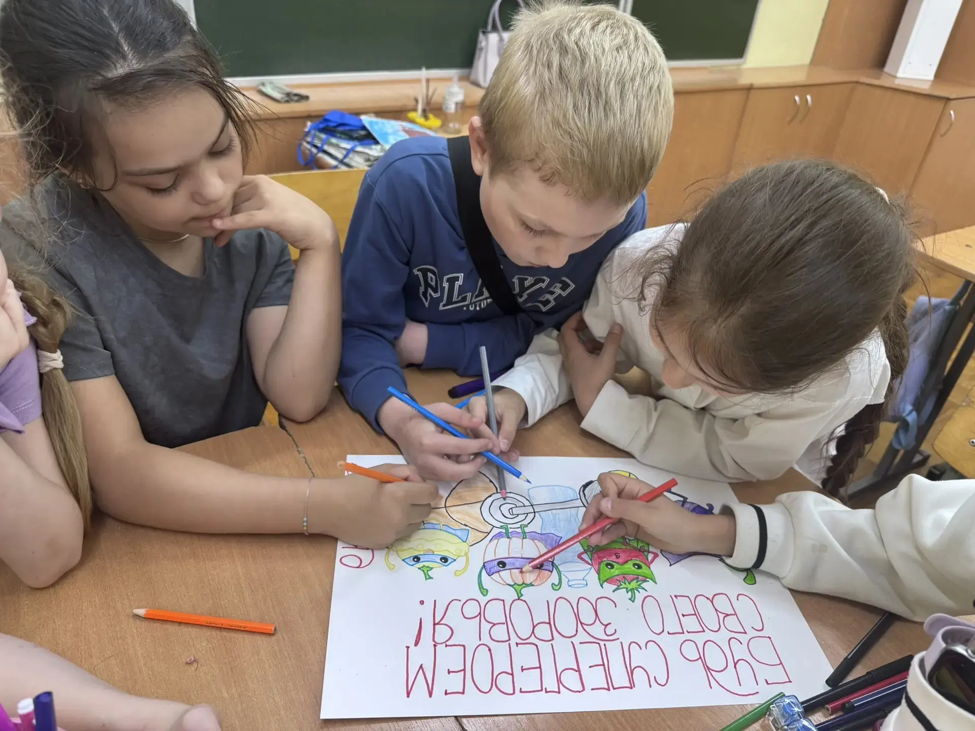 🎭Сценка 🎭

4 июня в Лицее №103 день в летнем лагере "Улыбка" как обычно начали день с зарядки и за