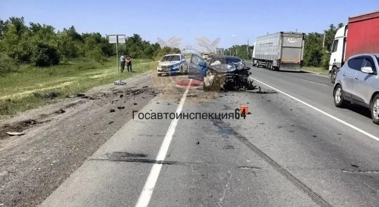 Сегодня на 276-м км ФАД Р-228 "Сызрань – Саратов – Волгоград" столкнулись автомобиль "Хендэ" и "Нива