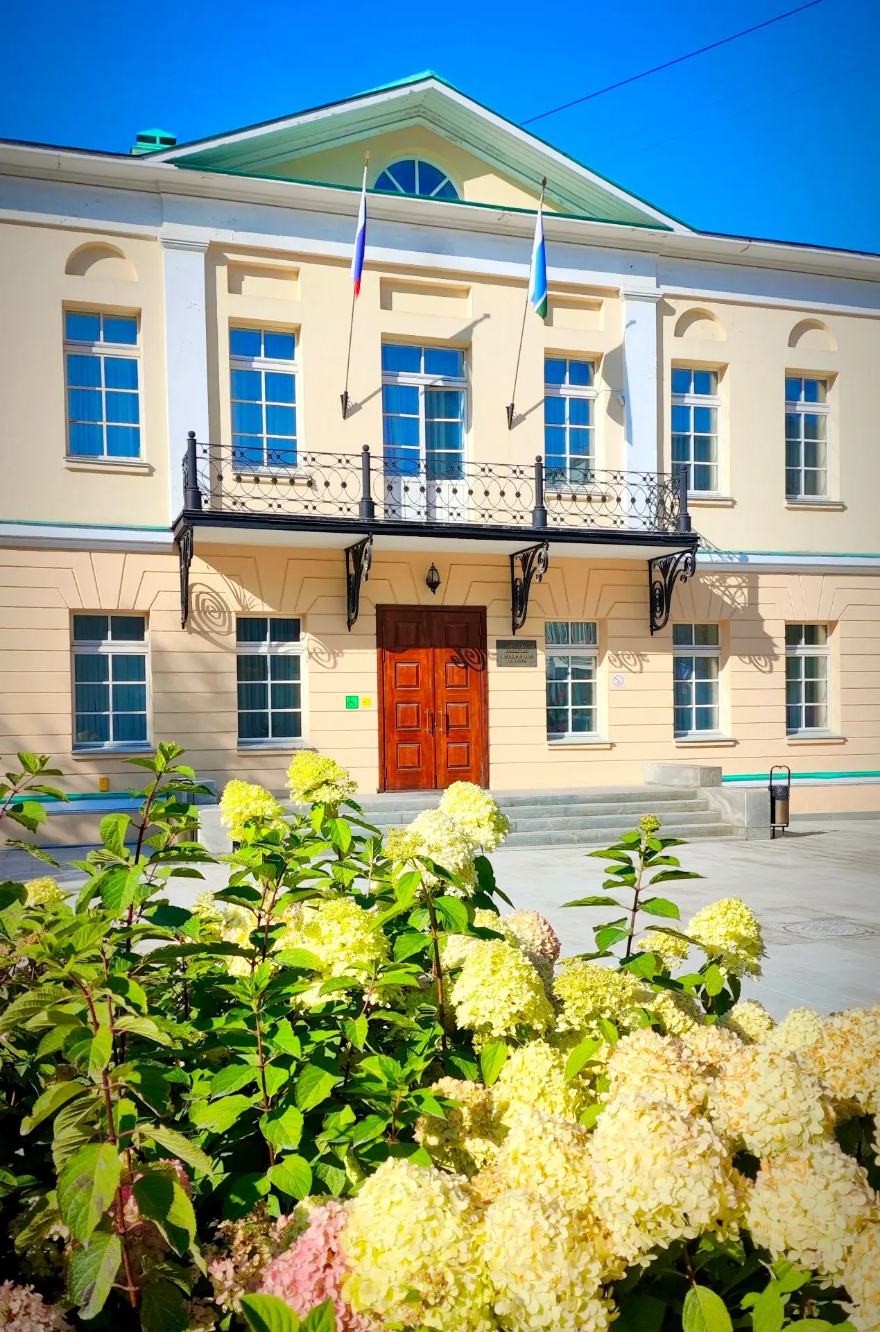 Хороша Свердловская область! Сегодня День города отмечает Екатеринбург. 

Здесь по адресу  Пушкина, 