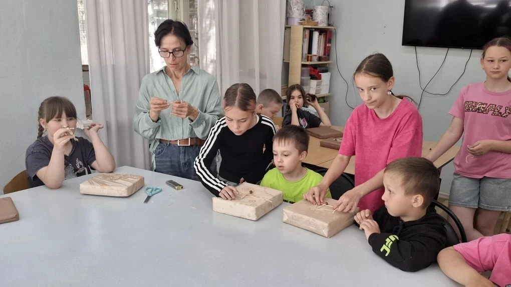 🧵 А у нас в лагере «Радуга» работает ещё одна творческая площадка — "Весёлый узелок"