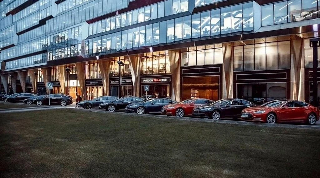 Российский поставщик Tesla слился  На звонки, по словам покупателей, никто не отвечает. Офис компани