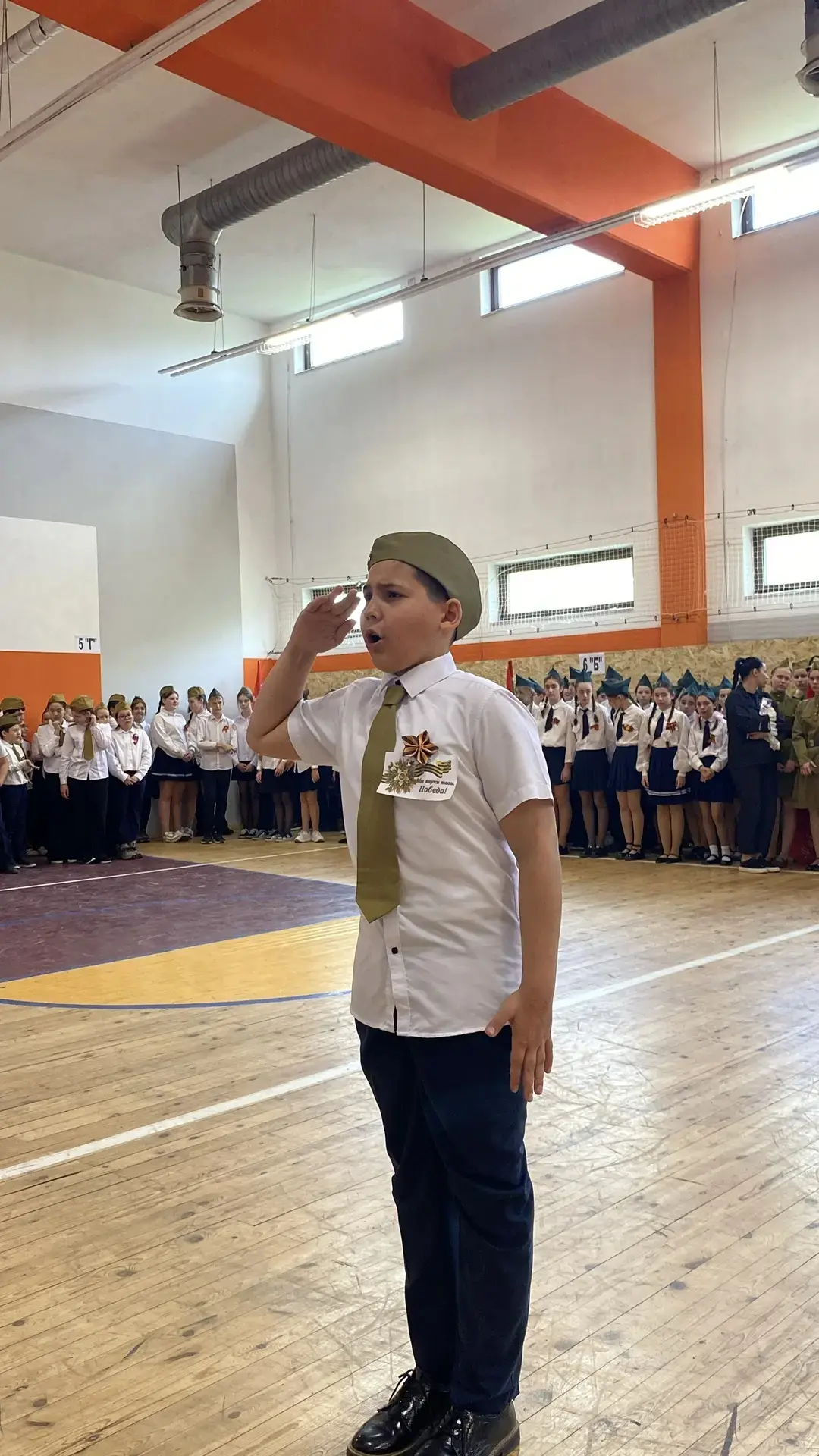 🎖️ Школьный парад Победы: как это было!  В нашей школе состоялся традиционный смотр строя и песни «Ш