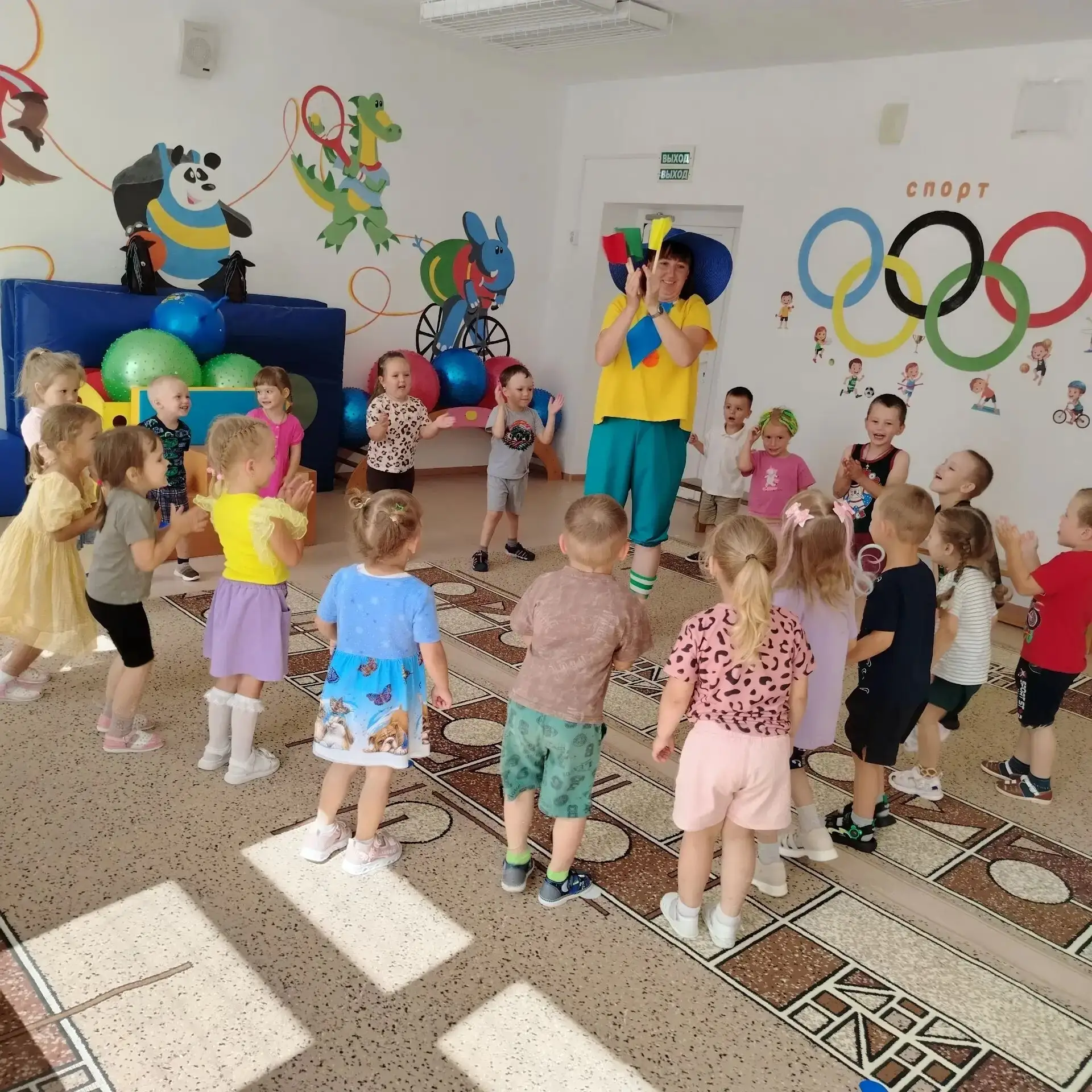 🚦 **Красный, жёлтый, зелёный: День ГИБДД в нашем детском саду!**

Безопасность на дороге — это тема