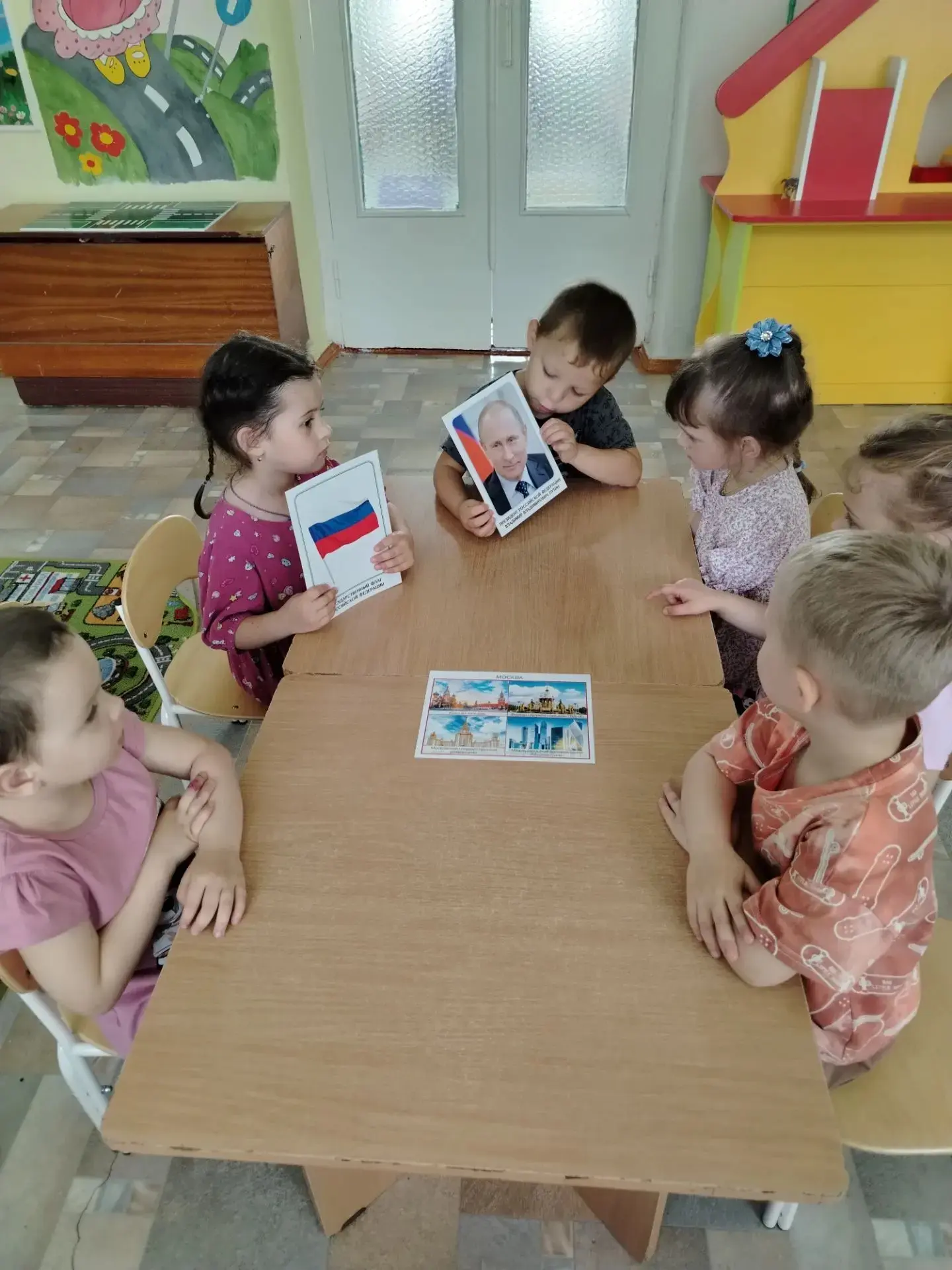 В средней группе тематическая беседа к дню России:"Россия- Родина моя"