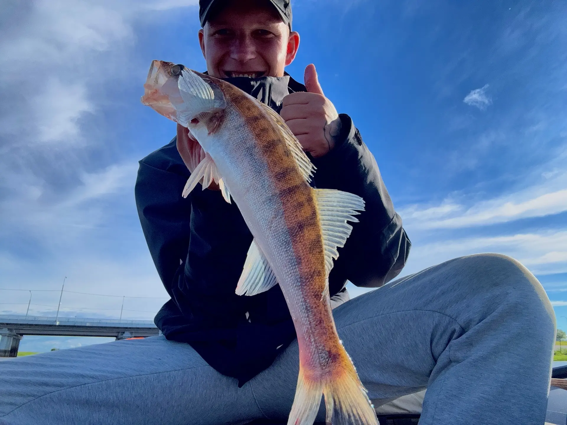 Продолжаем тестировать силикон ЯжеРЫБАК и ЯжеРЫБАКос🎣🔥

Полет нормальный. Рыбка поклевывает.
