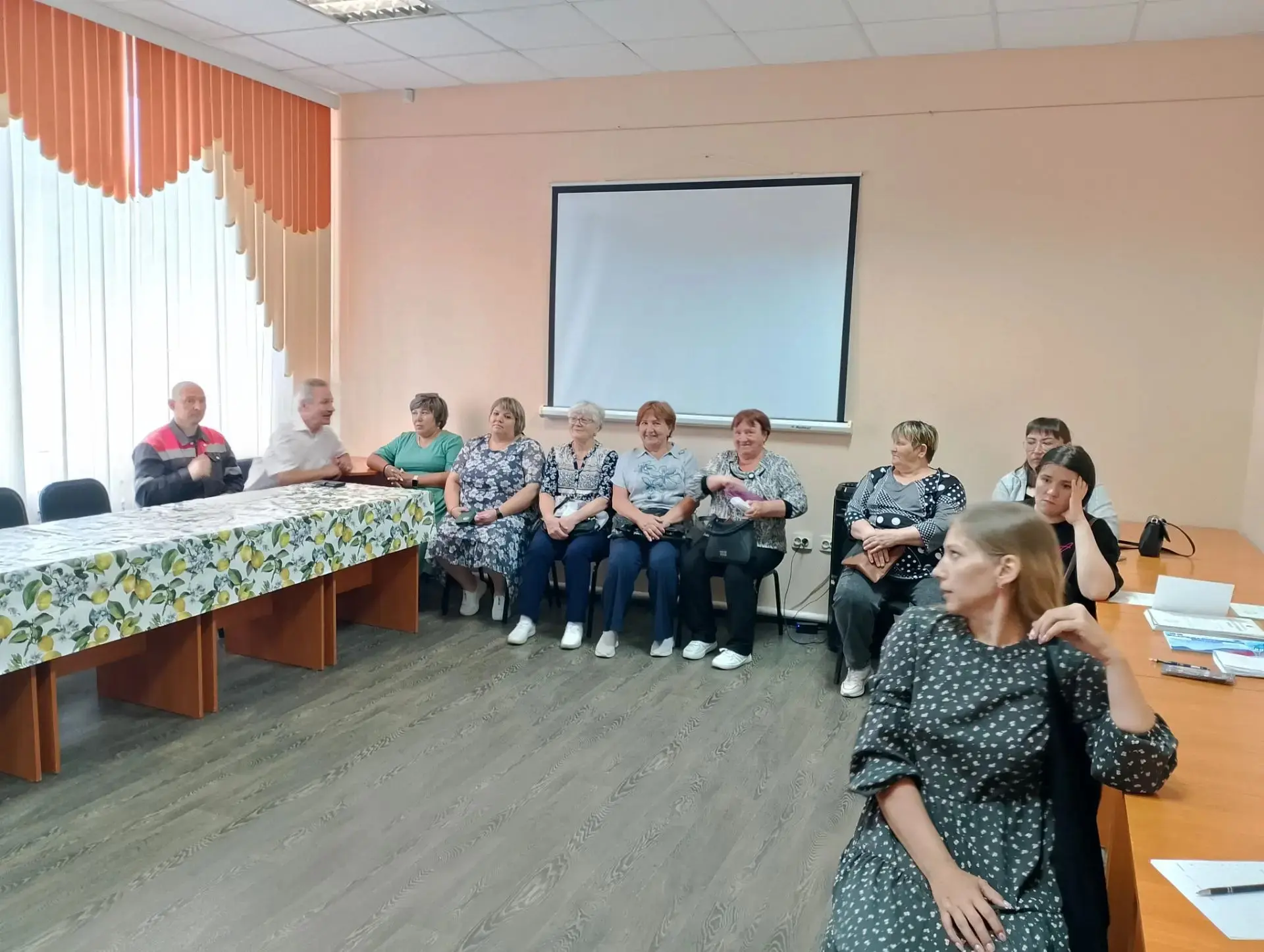 Отметили жителей района, оказывающих поддержку бойцам в зоне СВО
В комплексном центре состоялось тор