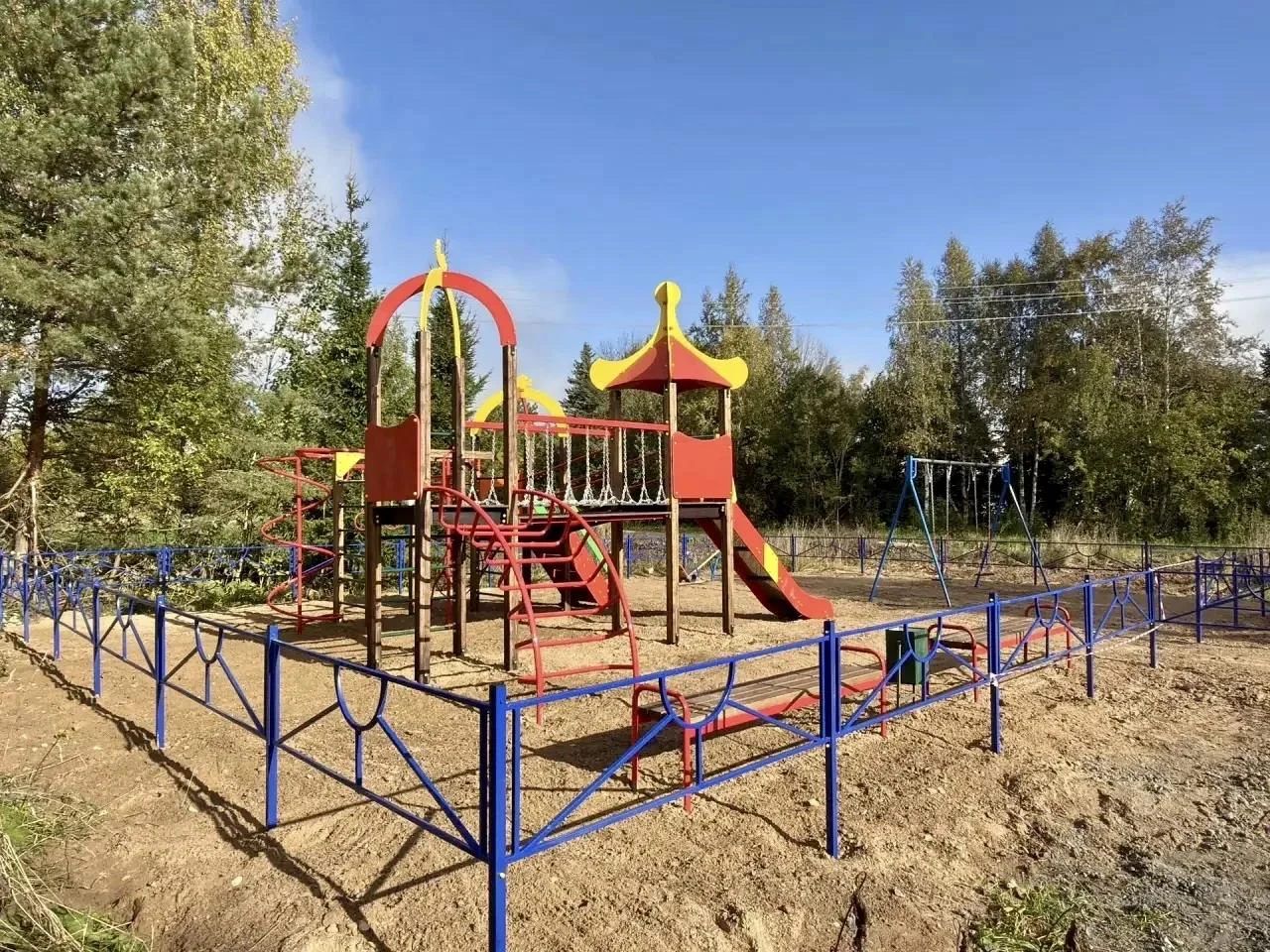В деревне Путилово завершено строительство новой детской игровой площадки👫
