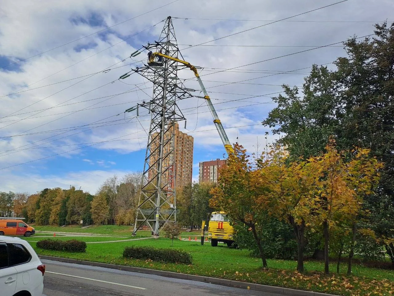 ⚡️ На Большой набережной в Тушино проводят работы с электричеством