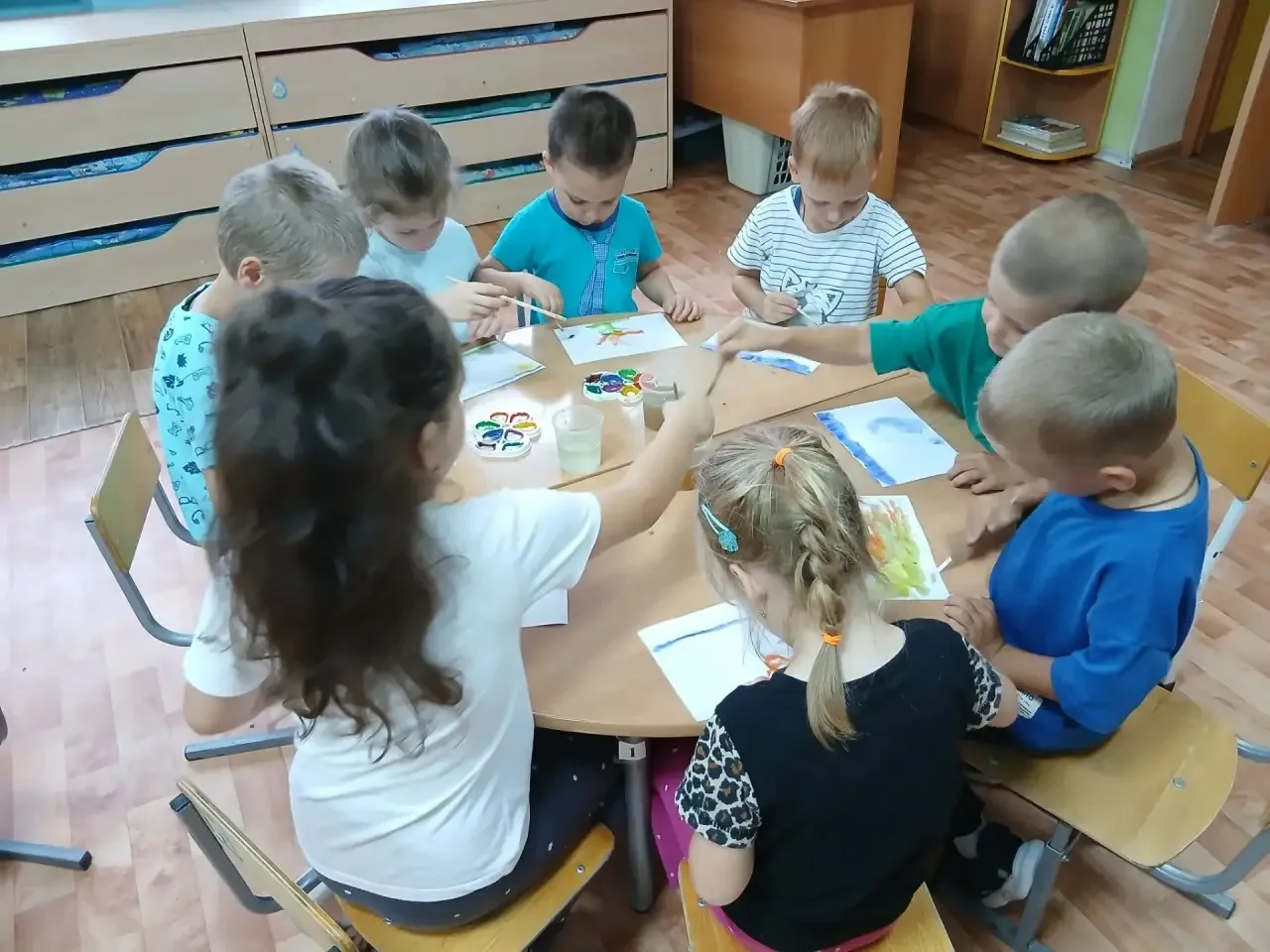 🎉 Дождик нипочём — наши дети творят! 🎨

Сегодня в нашем детском саду царила особая атмосфера: за о