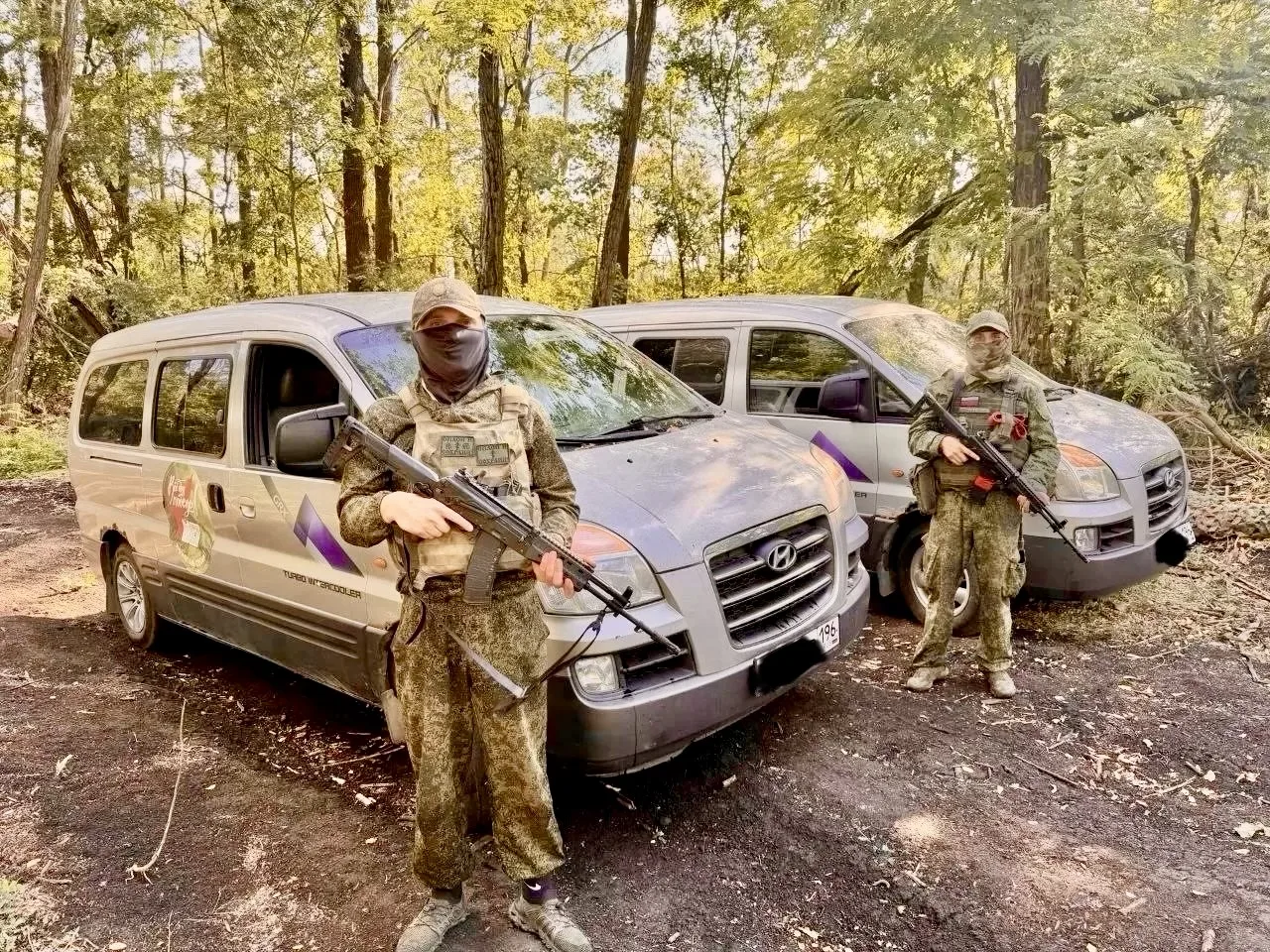 На передовую прибыли два надежных микроавтобуса от Народного фронта!