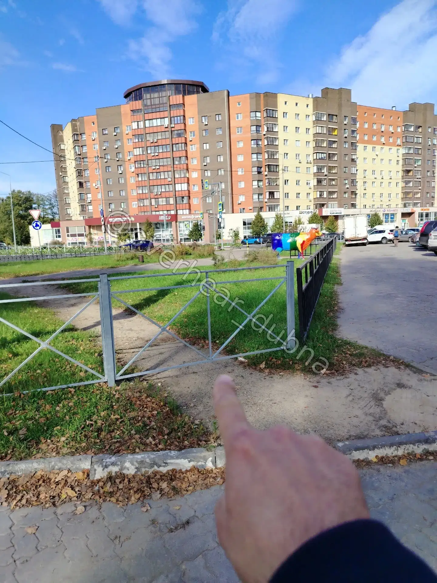 Прошу администрацию убрать часть забора. Видите тропинку? Там люди туда сюда ходят напе...