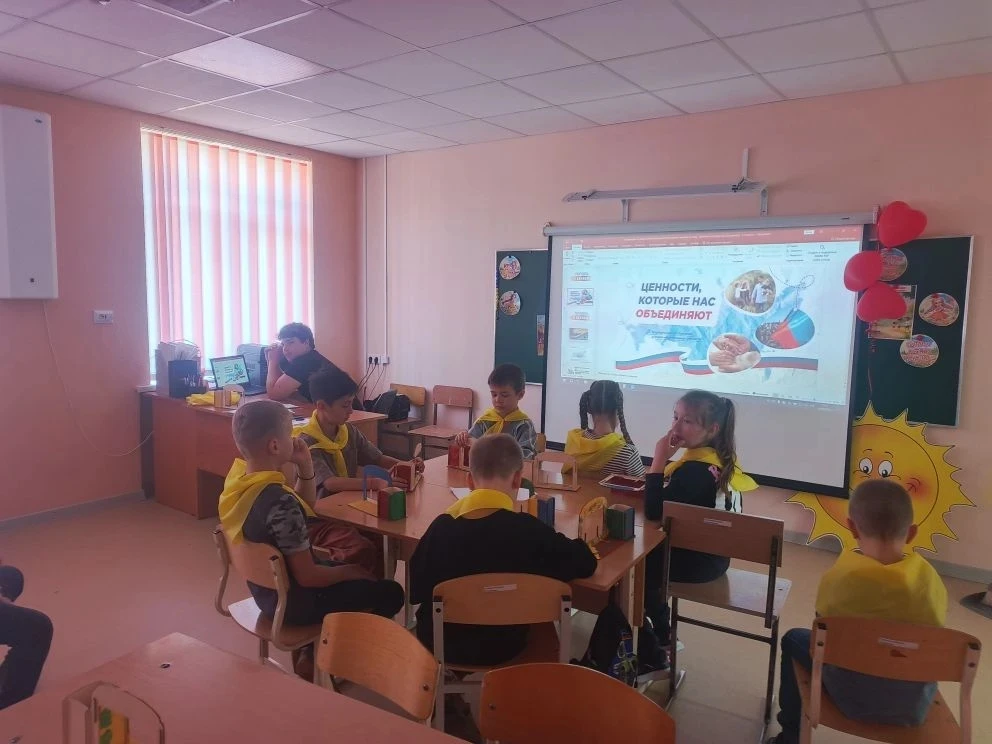 О ценностях и ценности каждого
В летнем лагере "Доброград" прошли познавательные отрядные мероприяти