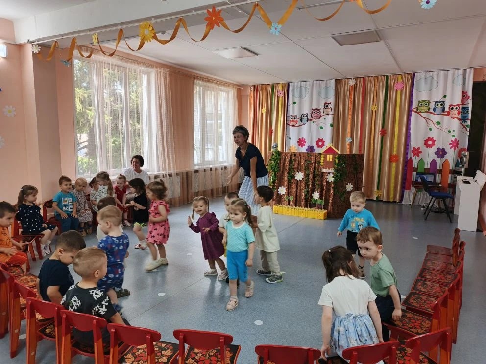 Сегодня для малышей из младших групп нашего детского сада  в музыкальном зале распахнулись двери в в