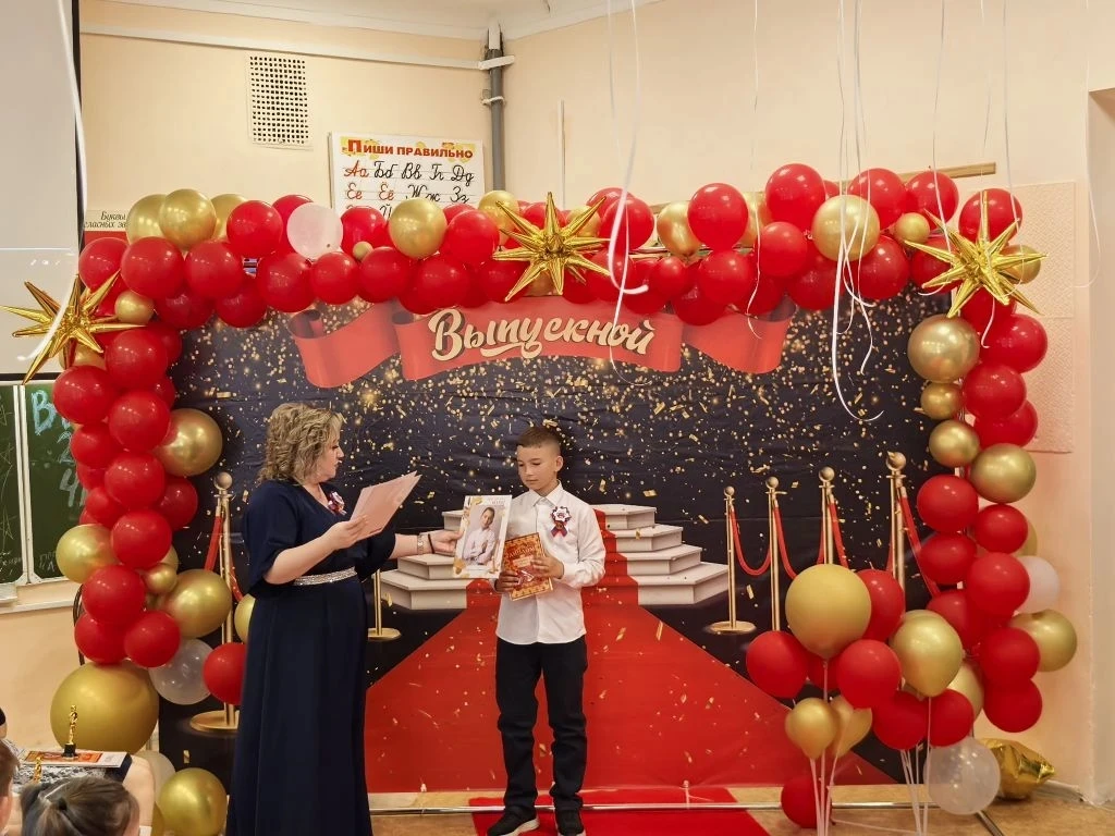 🎉 Выпускной из начальной школы для учеников 4 класса "А" прошёл в дружественно - торже...