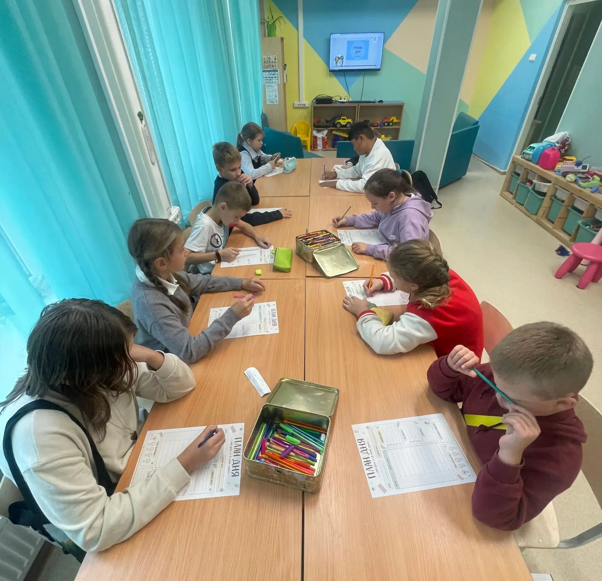 На полустационарном отделении социального обслуживания несовершеннолетних и семей с дет...