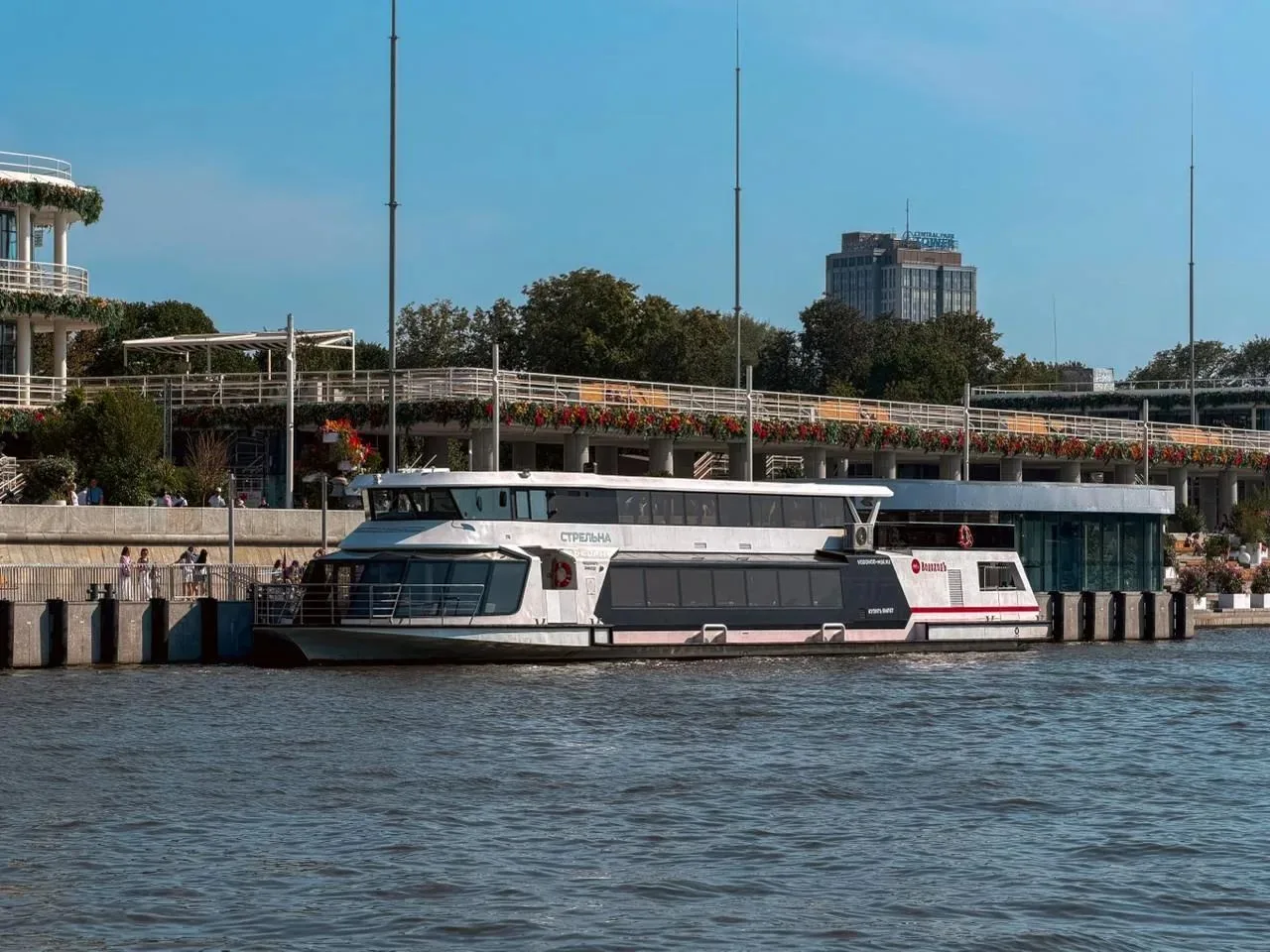 🛳 По центру Москвы можно прокатиться на гибридном теплоходе