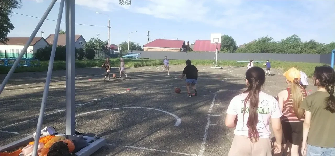 🏀 Вечерняя спортивная площадка: баскетбол набирает обороты!