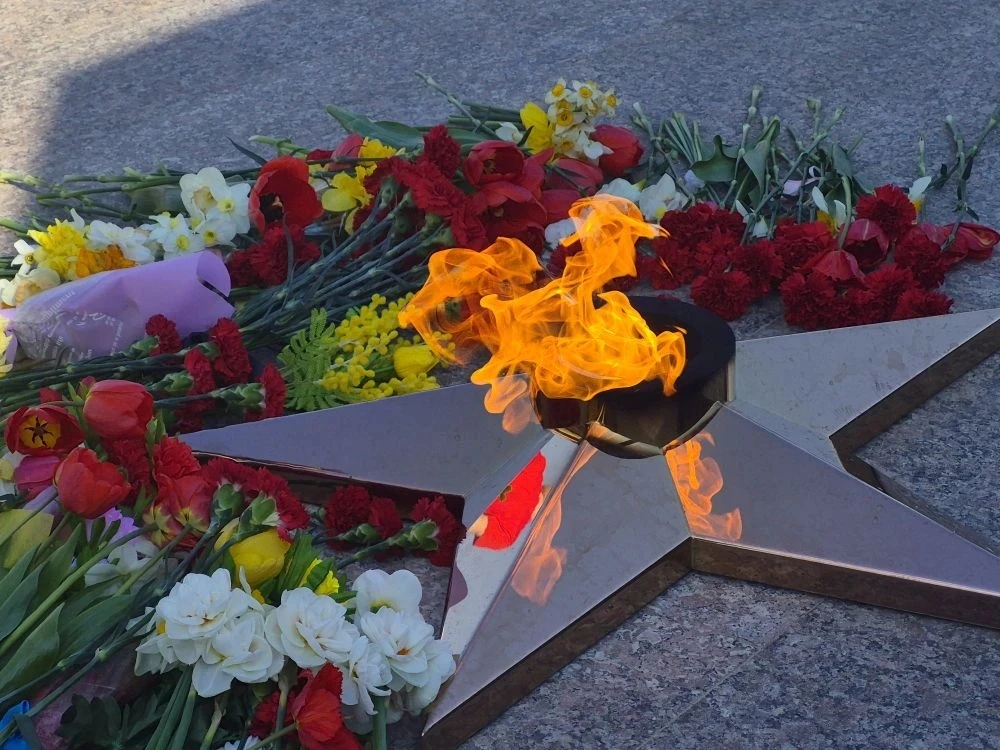 В преддверии 9 мая состоялась торжественная церемония возложения цветов к памятнику вои...