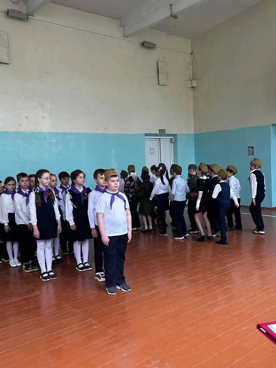 Еще те, кто впервые принимал участие в смотре строя и песни, посвященном Великой Победе- параллель 3