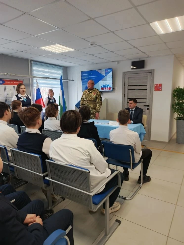 В преддверии празднования Дня Победы обучающиеся 7А класса посетили Кадровый центр «Работа России», 