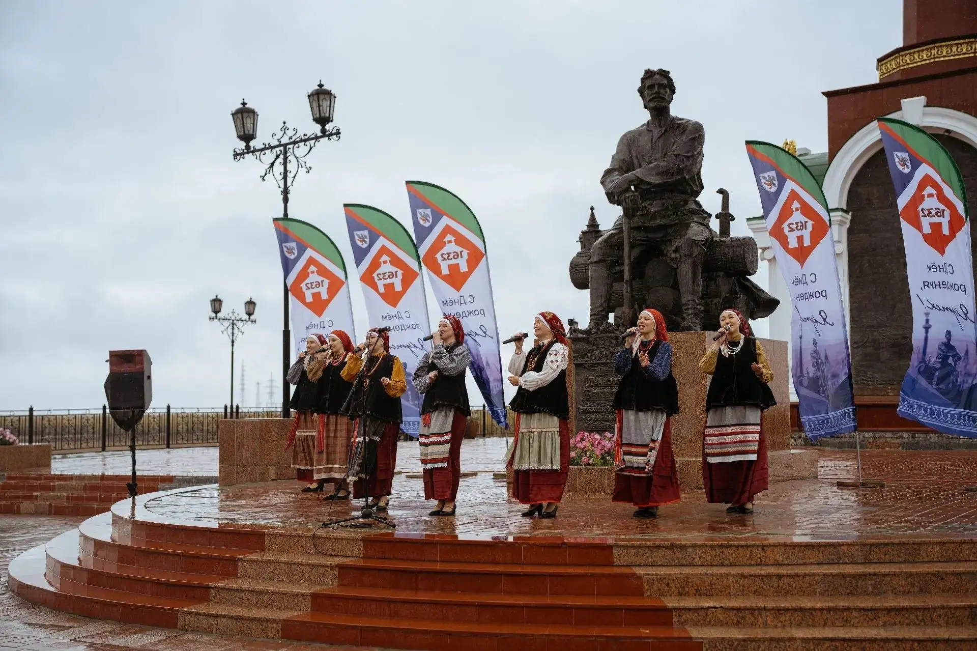 Якутску - 394 лет: празднование Дня города началось у памятника основателю Петру Бекетову