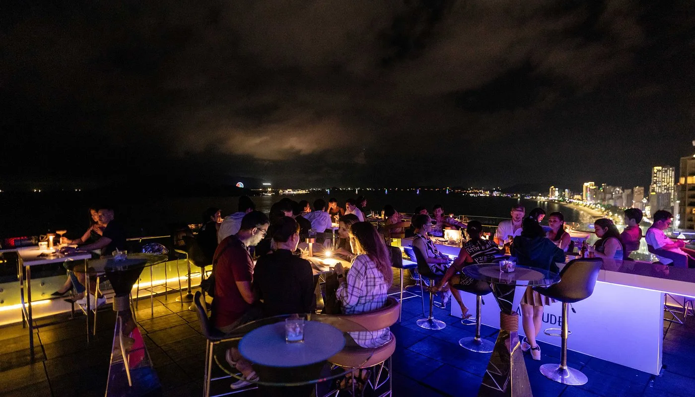 🌇 Altitude Rooftop Bar идеальное место для свиданий.